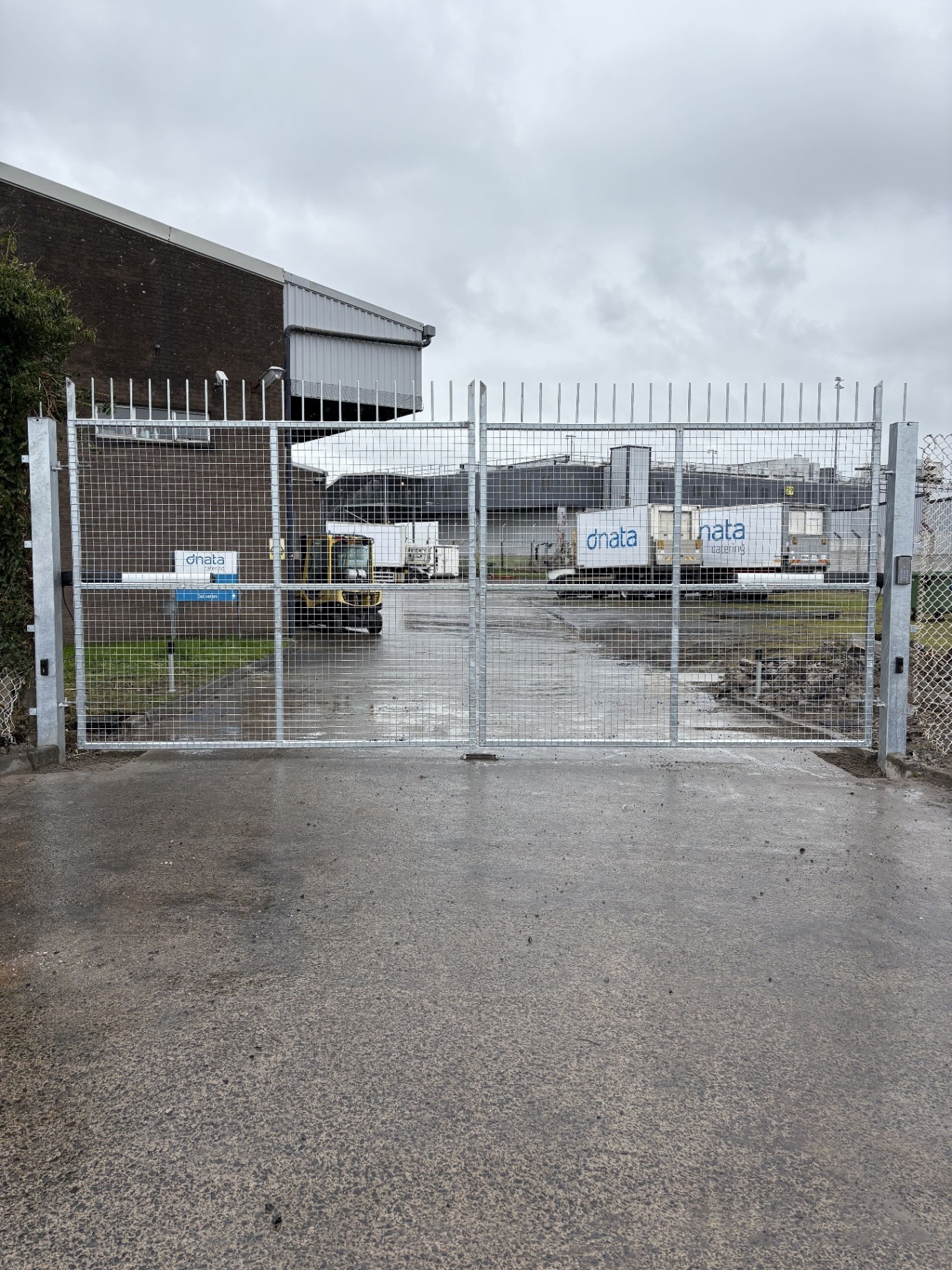 COMMERCIAL & INDUSTRIAL GATES